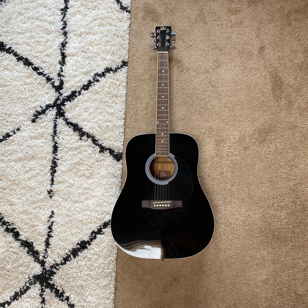 Guitar and case - Picture 2 of 4